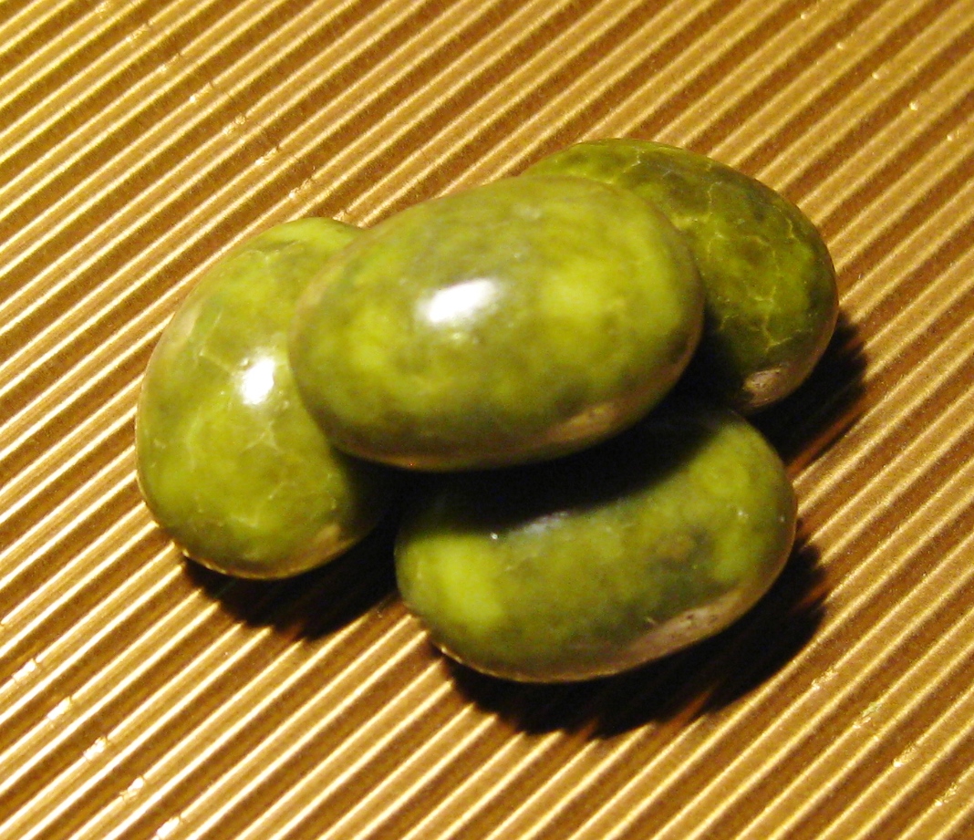 Mandelkerne mit Matchatee in weißer Schokolade