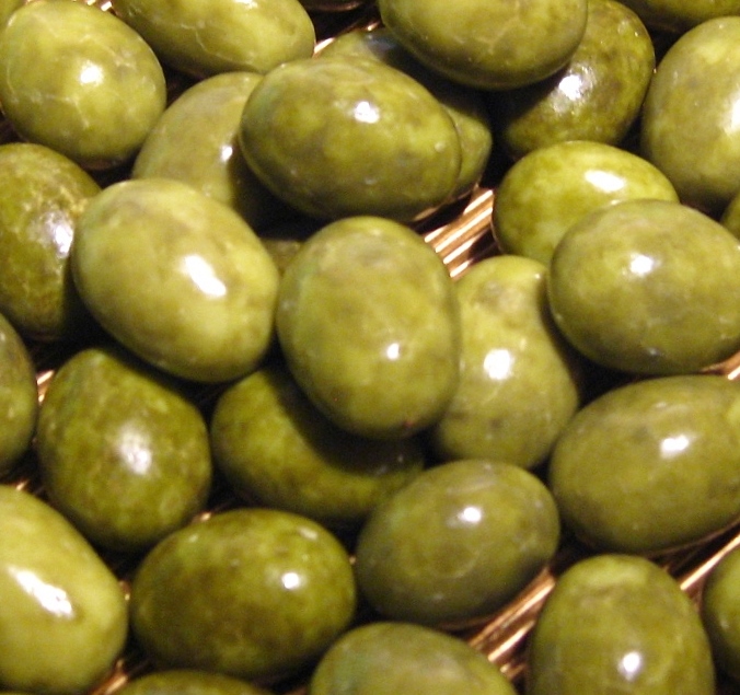 Mandelkerne mit Matchatee in weißer Schokolade